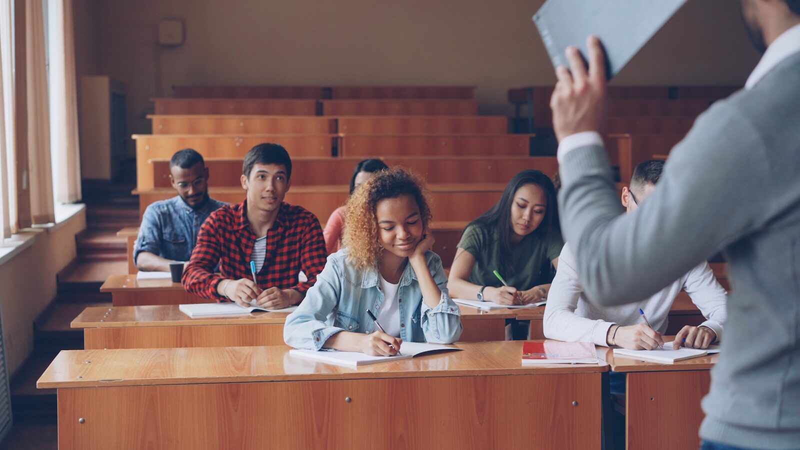 Students listen to a lecture in a classroom